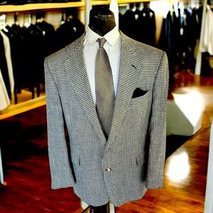 Black and White Sport Coat with Wide Lapels and Classic Fit